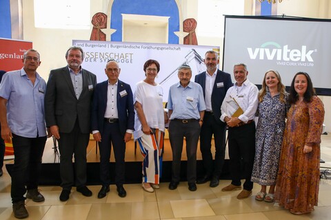 Mag. Dieter Szorger, Amt der Bgld. Landesregierung, Abt. 7 - Bildung, Kultur und Wissenschaft, Alfred Lang, BA, Burgenländische Forschungsgesellschaft, Oberkantor Shmuel Barzilai, Israelitischen Kultusgemeinde in Wien, Klaudia Fritz, Kultur-Betriebe Burgenland, Nechemja Gang, Präsident der Misrachi Österreich und Landesrat Mag. Heinrich Dorner mit David Walles, dessen Gattin Chana Walles und seiner Schwester Yael Woolf aus Israel