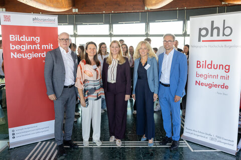 HS-Prof. Mag. Dr. Herbert Gabriel, Vizerektor für Forschung und Hochschulentwicklung an der PPH Burgenland, Mag.a Dr.in Sabine Weisz, Rektorin der PPH Burgenland, Bildungslandesrätin Mag.a (FH) Daniela Winkler, HS-Prof.in Mag.a Eva Gröstenberger, Vizerektorin für Lehre, Mehrsprachigkeit und Internationalisierung an der PPH Burgenland, HR Mag. Jürgen Neuwirth, Leiter des Bereichs Pädagogischer Dienst an der Bildungsdirektion Burgenland, empfingen die neuen Studierenden bei den Welcome Days an der PPH Burgenland.
