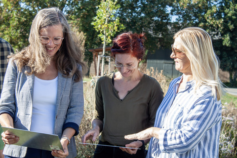 v.l.n.r.): Landeshauptmann-Stellvertreterin Anja Haider-Wallner mit Martina Szabo und Otti Meixner