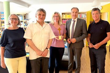 Mag.a Eva Horvath, Fachbereichsleitung Kinder und Jugendliche bei RETTET DAS KIND Burgenland, Mag. Walter Paulhart, Generalsekretär von RETTET DAS KIND Burgenland, Lucia Briegl, Leiterin der SPWG Rosenhof, Landesrat Dr. Leonhard Schneemann und Landesrat a. D. Dr. Peter Rezar, Präsident von RETTET DAS KIND Burgenland.