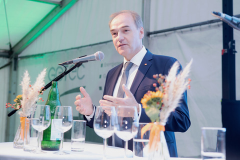 Landesrat Dr. Leonhard Schneemann bei seinen Grußworten beim Jubiläum der Firma GETEC.