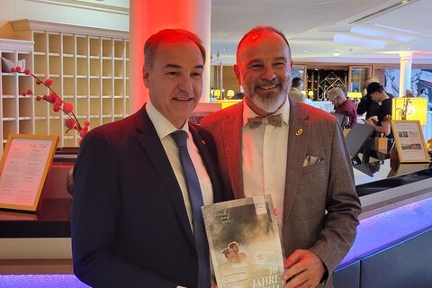 Landesrat Leonhard Schneemann mit Avita - Geschäftsführer Peter Prisching bei der 30-Jahr-Feier.