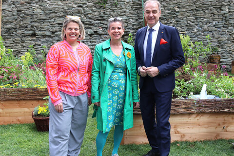 Bildtext Burggarten: Landesrat Dr. Leonhard Schneemann und Mag.a Claudia Priber, Geschäftsführerin der Kulturbetriebe Burgenland, mit Gartenexpertin Uschi Zezelitsch.