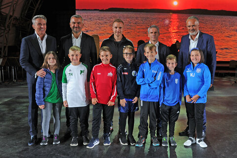 Moderator Alfons Haider, Landesrat Mag. Heinrich Dorner und Landeshauptmann Hans Peter Doskozil mit den SK-Rapid-Trainer Dietmar Kühbauer, seinem Innenverteidiger Christopher Dibon, der sich gegen sieben NachwuchskickerInnen aus den sieben Bezirken des Landes als Tormann versuchte.