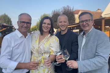 Landeshauptmann-Stellvertreterin Mag.a Astrid Eisenkopf (2.v.l.) bei der Eröffnung, gemeinsam mit Landtagsabgeordnetem Bürgermeister Ing. Thomas Schmid (r.), Vizebürgermeister Harald Zinkl (l.) und Nationalrat Bürgermeister von Illmitz Maximilian Köllner, MA (v.l.) bei der Eröffnung des Oggauer Regional Weinfest.
