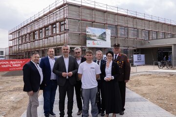 Gruppenbild von der Gleichenfeier (v.l.) Bürgermeister Bruno Stutzenstein, Vizebürgermeister Daniel Sommer, Landesrat Heinrich Dorner, Manfred Riegler, Gruppenvorstand der Gruppe 1 im Amt der Burgenländischen Landesregierung, Nikolei Supper, Lehrling, Frank Pfnier, Pfnier & Co GmbH, LIB-Geschäftsführerin Jutta Benedek, Landesimmobilien Burgenland GmbH (LIB), Brandinspektor Paul Tremmel, Feuerwehr Stoob.