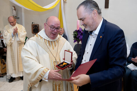 Landeshauptmann Hans Peter Doskozil mit Pfarrer Franz Brei bei der Verleihung des Goldenen Ehrenzeichens des Landes Burgenlandes in der Pfarrkirche Jennersdorf.