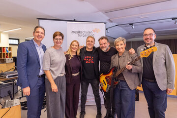 Gruppenbild (v.l.): Christian Schreiner, Direktor des Bundesgymnasiums Mattersburg, Katrin Gstöttenbauer, Direktorin der Zentralmusikschule Mattersburg, Landesrätin Daniela Winkler, Stefan Trenker, Jerry Meehan, LAbg. Bürgermeisterin Claudia Schlager, Vizebürgermeister Thomas Nikles.