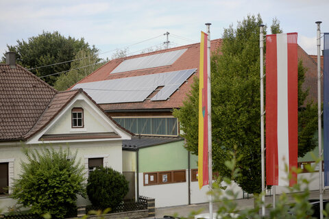 Photovoltaik-Anlage auf der Mehrzweckhalle der Gemeinde Olbendorf.