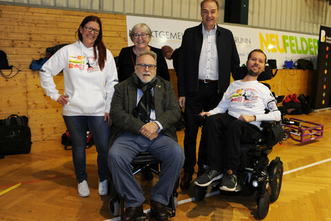 Soziallandesrat Leonhard Schneemann mit ÖZIV Burgenland Präsident Manfred Seifert (3.v.l.), Roswitha Kniesz-Seifert (2.v.l.), Kinder- und Jugendvertreter Jakob Schriefl, Teamkapitän und Co-Trainer Wild Wheels (r.) und Tamara Kreuz (1.v.l.)