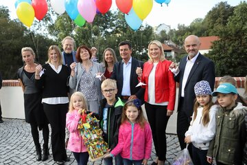 Schüler der Volksschule Schlaining ließen gemeinsam mit den Landesräten Daniela Winkler und Christian Illedits sowie Bildungsdirektor Heinz Zitz, Rektorin Sabine Weisz und Friedensburg-Direktorin Gudrun Kramer die Ballone mit Kranichen versehen in die Luft.