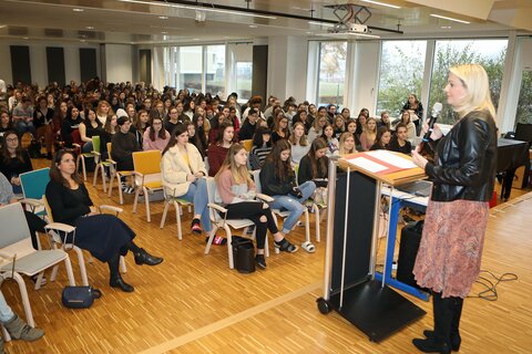 Landesrätin Daniela Winkler eröffnete die Tagung "Mach dich STAR*K gegen Gewalt"