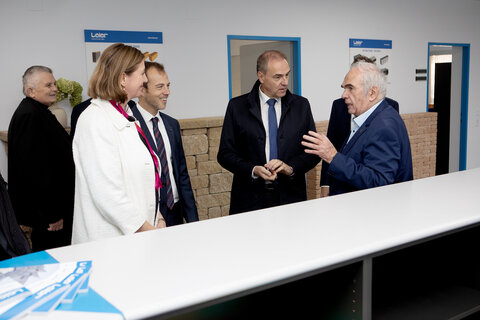 Wirtschafts-Landesrat Dr. Leonhard Schneemann im Gespräch mit Staatssekretärin MMag.a Barbara Eibinger-Miedl und Gründer Michael Leier (v.l.) im Zuge der Besichtigung der neuen Firmenzentrale.