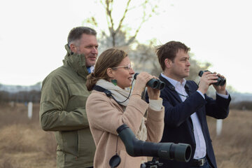 Die Tiere rund um Herdenchef “Krümel” genossen die Aufmerksamkeit und zahlreiche Streicheleinheiten von Landeshauptmann-Stellvertreterin Anja Haider-Wallner und dem oberösterreichischen Umwelt-Landesrat Stefan Kaineder.