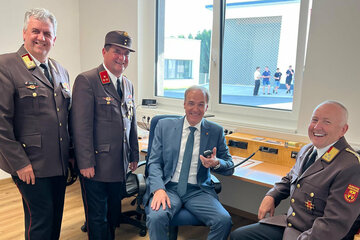 Landesrat Dr. Leonhard Schneemann eröffnete das neue Feuerwehr- und Vereinshaus im Ortsteil Holzschlag (Gemeinde Unterkohlstätten).