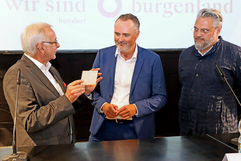 Ausstellungsgestalter Mag. Christof Cremer., Landeshauptmann Hans Peter Doskozil und Univ. Prof. Mag. DDr. Oliver Rathkolb, der Kurator der Jubiläumsausstellung, stellten das Programm rund um das Jubiläumsjahr vor.