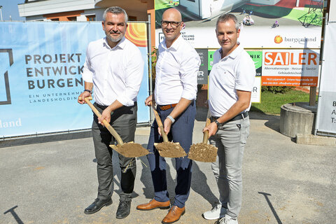 Landesrat Heinrich Dorner mit Bürgermeister Jürgen Zimara und Vizebürgermeister Thomas Böhm beim Spatenstich in der Gemeinde Loipersdorf-Kitzladen.