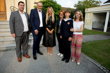 Landeshauptmann Hans Peter Doskozil und seine Julia (2. und 3. v.l.) gratulierten Sängerknabe Lorenz Horvath zum erfolgreichen Auftritt in der Pfarrkirche Grafenschachen. Mit ihnen am Foto: Bürgermeister Marc Hoppel (l.) sowie die Großmutter und Mutter von Lorenz, Gertrude Wunderl (3.v.r.) und Sandra Horvath (r.).