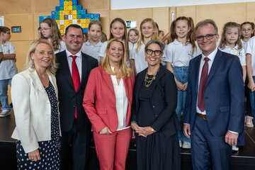 Gruppenbild (vlnr.) Martha Mikulka (GF, VOSÖ), Sascha Baumgartner (Direktor Volksschule), Landesrätin Daniela Winkler, Maria Habersack (Vorstandsvorsitzende der VOSÖ), Wolfgang Borbely (Direktor Mittelschule).