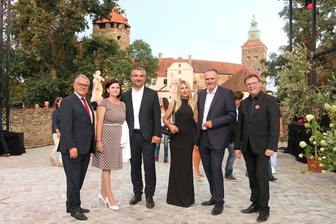 Vor dem Festakt zur Eröffnung der Jubiläumsausstellung v.l: Alt-LH Hans Niessl, Karin und LR Heinrich Dorner, Julia Jurtschak, LH Hans Peter Doskozil, „Burgherr“ Norbert Darabos
