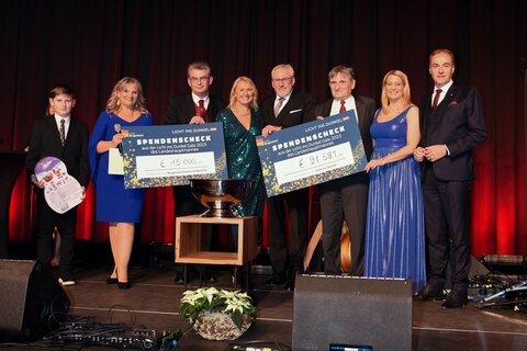 Scheckübergabe zugunsten der Aktion „Licht ins Dunkel“ und der Burgenländischen Krebshilfe (v.l.): Noel Scheiblhofer, Patricia Schuller, ORF Burgenland, Manfred Riegler, Leiter Stabsabteilung Protokoll und Zentrale Dienste im Amt der Bgld. Landesregierung, „Licht ins Dunkel“-Burgenland-Koordinatorin Elisabeth Pauer-Gerbavsits, Pius Strobl, Leiter der Abteilung Humanitarian Broadcasting im ORF, Mag. Walter Paulhart, Generalsekretär von RETTET DAS KIND-Österreich, Landesrätin Mag.a (FH) Daniela Winkler und Landesrat Dr. Leonhard Schneemann