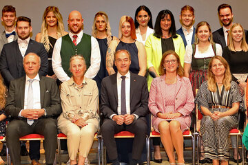 Landesrat Dr. Leonhard Schneemann (Mitte, vorne sitzend) mit KRAGES-Geschäftsführer Mag. Hubert Eisl, MBA (4.v.l., vorne sitzend), KRAGES-Prokurist Mag. Dr. Roland Graschitz (l., vorne sitzend, Leitung Bereich Personal), KRAGES-Zentralbetriebsrat Dietmar Ochsenhofer, MA (rechts, vorne sitzend) und Arbeiterkammer-Vizepräsidentin Bianca Graf (2.v.r., vorne sitzend) sowie die Lehrerinnen der Gesundheits- und Krankenpflegeschule Oberwart und der Expositur Eisenstadt mit den Absolventinnen und Absolventen im Kulturzentrum Oberschützen.