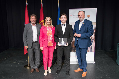 LH Hans Peter Doskozil gratulierte gemeinsam mit Bildungslandesrätin Daniela Winkler und Bildungsdirektor Alfred Lehner Maturant*innen mit ausgezeichnetem Erfolg.