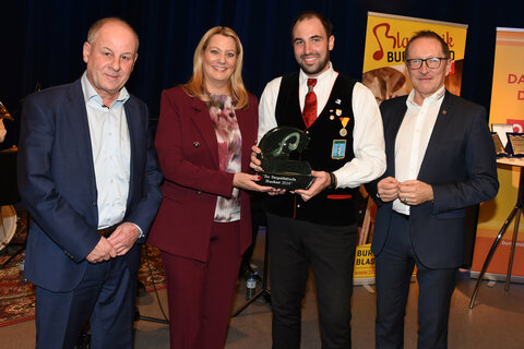 Landesrätin Mag.a (FH) Daniela Winkler (2.v.l.) überreichte den Ehrenpreis des Landeshauptmannes an den Musikverein Kittsee an Obmann Bernhard Wellan (2.v.r.), mit ihr gratulierten Franz Christian Habetler (l.) und Landesobmann Peter Reichstädter (r.).