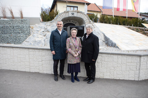 Landesrat Heinrich Dorner mit Bernsteins Bürgermeisterin Renate Habetler und Vizebürgermeister, Ortsvorsteher von Redlschlag, Wilhelm Böhm (v.l.)I.