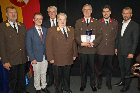 Landesfeuerwehrkommandant Alois Kögl (l.), Wirtschaftskammer-Vizepräsident Paul Kraill (3.v.l.), Landtagsabgeordneter Geza Molnar (2.v.l.) und Landesrat Heinrich Dorner (r.) mit Geschäftsführer Engelbert Köller (3.v.r.).