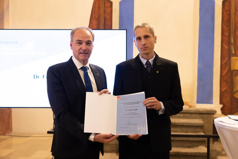 Landesrat Dr. Leonhard Schneemann gratulierte Dr. Ferenc Jankó zum Gewinn des Fred Sinowatz-Wissenschaftspreises