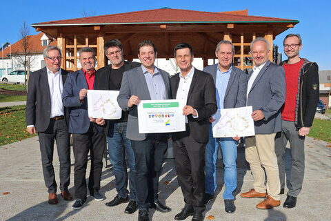 Ernst Wild, GF KEM Kogelberg, Bgm. Kurt Fischer, Baumgarten, Bgm. Hans Lotter, Schattendorf, Andreas Schneemann, Berater KEM Kogelberg, LR Christian Illedits, Bgm. Günter Schmidt, Rohrbach, Bgm. Erhard Aminger, Loipersbach, Bgm. Christoph Haider, Draßburg (v.l.).