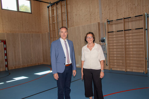 Zillingtals Bürgermeisterin Eva Karacson zeigte Landesrat Dr. Leonhard Schneemann die neue Turnhalle.