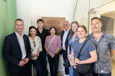 Landtagsabgeordneter Robert Hergovich, Margit Fröhlich, Leiterin des Referats Landesmuseum und Bürgermeister LAbg. Thomas Steiner mit George Barb, Natalie Barb, Ehemann Stuart und ihren Kindern George, Alice und Imogen.
