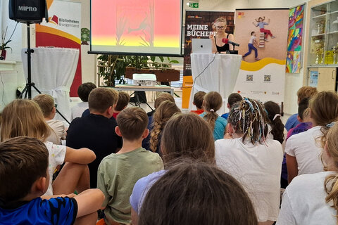 Petra Piuk (Autorin) mit Volksschulkindern der VS Litzelsdorf