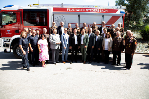 Landesrat Heinrich Dorner und Kommandant Klaus Sabara mit den Taufpatinnen sowie allen Ehrengästen bei der Segnung in Stegersbach.