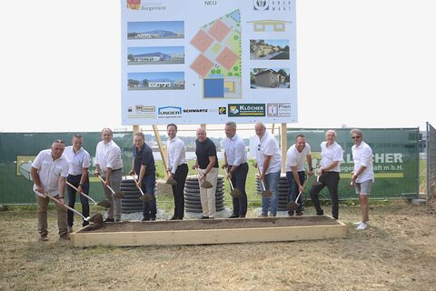 Landesrat Mag. Heinrich Dorner (5.v.r.) mit Bürgermeister, 2. Landtagspräsident, Landtagsabgeordneter Georg Rosner (6.v.l.) sowie Vizebürgermeister Hans Peter Hadek (2.v.l.), Gemeinderäten sowie den Firmenvertretern von Unger Steel, Klöcher Bau und Schwartz Bau.