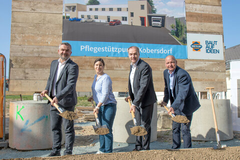 Spatenstich mit Infrastrukturlandesrat Mag. Heinrich Dorner, SOWO-Geschäftsführerin Melanie Piskernik, Soziallandesrat Dr. Leonhard Schneemann und Bürgermeister Andreas Tremmel.