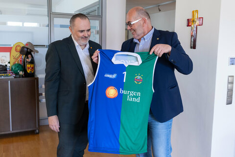 Landeshauptmann Hans Peter Doskozil mit dem Geschäftsführer der Oberwart Gunners, Thomas Linzer, bei der Trikotübergabe.