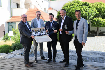 Präsentierten Details rund um den neuen Verein Weintourismus Burgenland: LH Hans Peter Doskozil mit Andreas Liegenfeld, Präsident des Burgenländischen Weinbauverbandes, Dietmar Tunkel, Geschäftsführer der Burgenland Tourismus GmbH, Herbert Oschep, Obmann des Ausschusses „Weintourismus Burgenland“ und dem neuen Geschäftsführer  des Vereins „Weintourismus Burgenland“, Christian Zechmeister