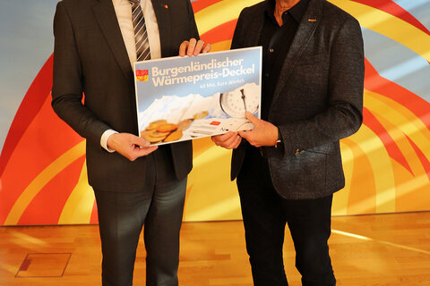 Landesrat Dr. Leonhard Schneemann und der Vorsitzende des Landesseniorenbeirates Helmut Bieler (v.l.) präsentierten die Vorteile für die ältere Generation.