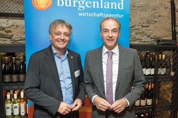 Landesrat Dr. Leonhard Schneemann eröffnete gemeinsam mit Wirtschaftsagentur Burgenland-Geschäftsführer Mag. Michael Gerbavsits (v.r.) den Wirtschaftsstammtisch in Stadtschlaining.