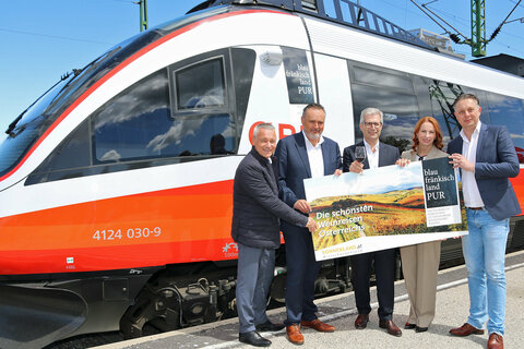 Werbung auf Schienen für das Blaufränkischland. Im Bild: Burgenland Tourismus-Geschäftsführer Hannes Anton, Landeshauptmann Hans Peter Doskozil, Bürgermeister Manfred Kölly, Michaela Huber, Vorständin ÖBB-Personenverkehr AG, Landesrat Alexander Petschnig 