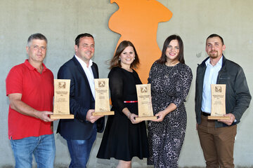 Landeshauptmannstellvertreterin Astrid Eisenkopf mit allen PreisträgerInnen des Burgenländischen Tierschutzpreises 2020. V.l.: Martin Eder aus Leithaprodersdorf, Preisträger „Konventionelle Tierhaltung - wirtschaftliche Haltung einer alternativen Nutztierart”, Obmann Igor Smrtnik vom Storchenverein Rust, Preisträger in der Kategorie „Heimtiere, Tierschutzorganisation“, Mag.a Verena Jakits aus Pamhagen, Preisträgerin in der Kategorie „Heimtiere, Privatperson“, LH-Stv.in Mag.a Astrid Eisenkopf, Josef Freismuth, Preisträger in der Kategorie Nutztiere, “biologisch wirtschaftender Betrieb mit Direktvermarktung tierischer Produkte”