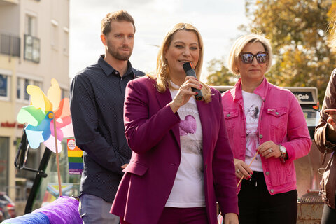 Landesrätin Daniela Winkler spricht bei der Burgenland Pride.