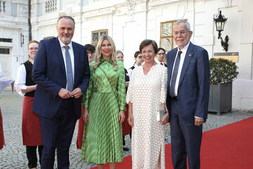 Landeshauptmann Hans Peter Doskozil mit Gattin Julia gemeinsam mit Bundespräsident Alexander Van der Bellen und Gattin Doris Schmidauer