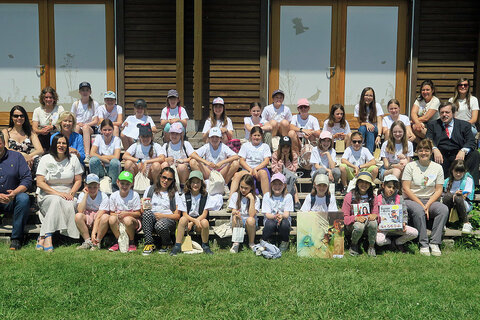 Landeshauptmann-Stellvertreterin Astrid Eisenkopf (2.v.l., vorne sitzend) mit Forschungskoordinator des Landes Burgenland, Werner Gruber (2. Reihe sitzend, rechts), Direktor Johannes Ehrenfeldner (Nationalparkgesellschaft Neusiedler See - Seewinkel, links vorne sitzend) sowie den Mädchen beim heutigen Forscherinnentag.