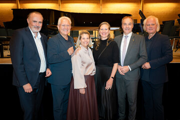 Landeshauptmann Hans Peter Doskozil, Intendant Eduard Kutrowatz, KBB-Geschäftsführerin Claudia Priber, Landeshauptmann-Stellvertreterin Anja Haider-Wallner, Landesrat Leonhard Schneemann, Intendant Johannes Kutrowatz.