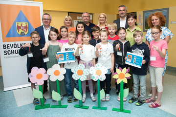 Gruppenbild bei der Präsentation der Initiative „Gefahren erkennen und vermeiden“ mit (stehend hinten v.l.) Mag. Franz Bock, Schulqualitätsmanager, Bildungsdirektion Burgenland, Dipl. Päd. VDir. OSR Eva Scheibstock, Präsident des Bevölkerungsschutz Mag. Herbert Wagner, MSc, MBA, Landesrätin Mag. (FH) Daniela Winkler, Landesrat Mag. Heinrich Dorner, Rosemarie Harter, Gemeindevorständin, Vizebürgermeisterin Mag. Monika Teubenbacher-Schriefl und Schüler*innen der Volksschule Müllendorf.