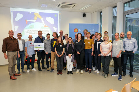 Landesrat Heinrich Dorner mit internationalen Mobilitätsexpert*innen, die im Rahmen des Interreg-Projekts STEP UP der Mobilitätszentrale Burgenland in Eisenstadt zusammentrafen.